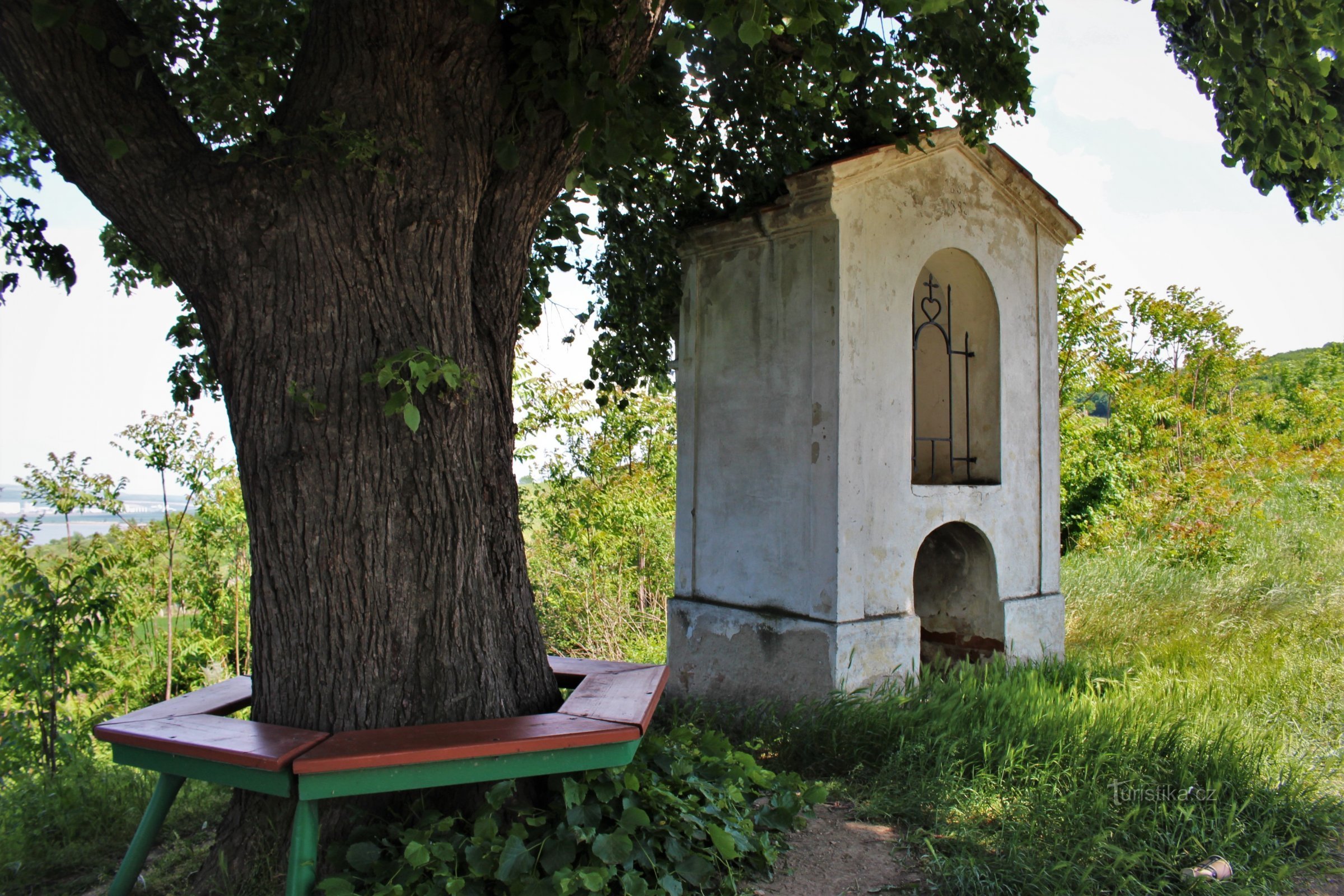 Kaple ve vinohradech pod Děvínem