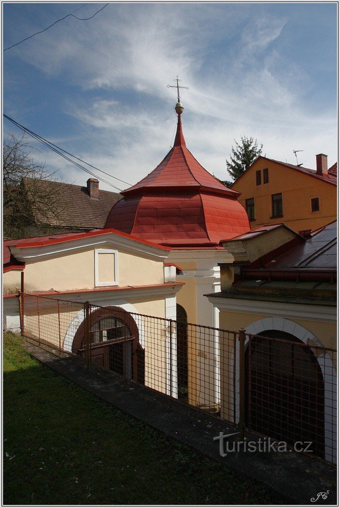 Capela ao lado do poço