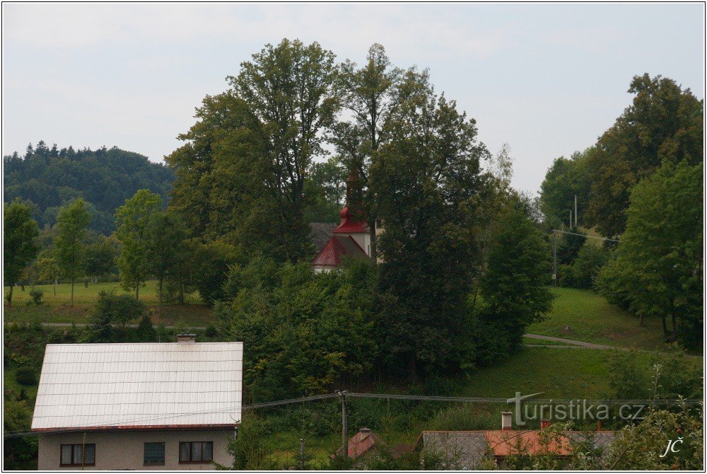 Kapelle vom gegenüberliegenden Hang