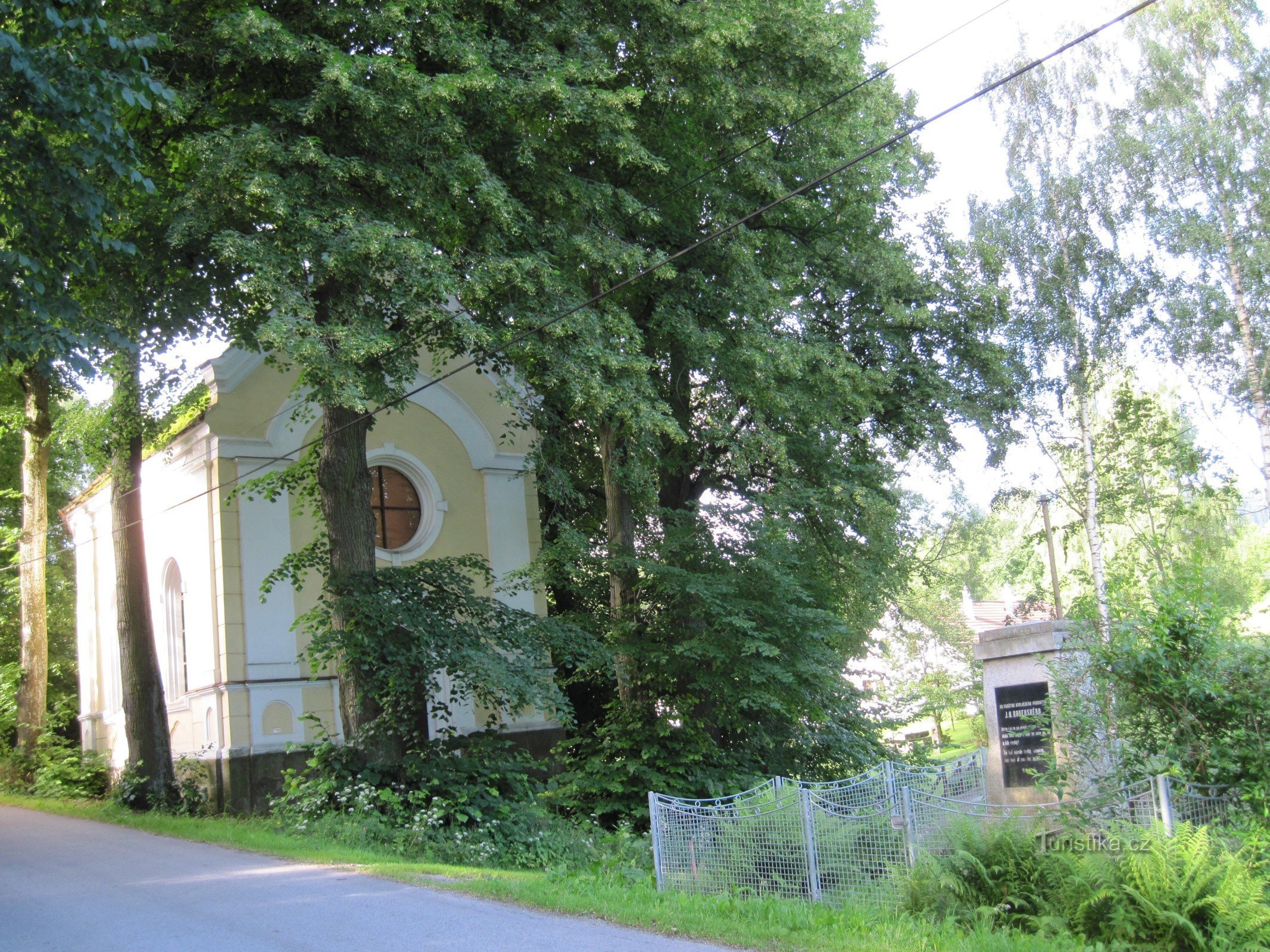 Kapell från 1901 i Dlouhá Stropnice med ett monument över andra världskrigets slut. världskrig