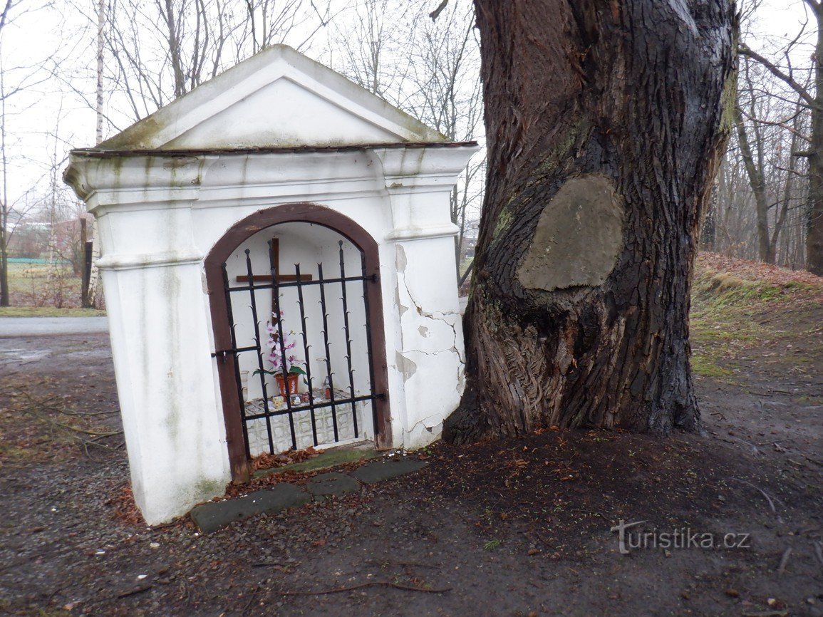 Kapel og mindetræ i byen Doksy