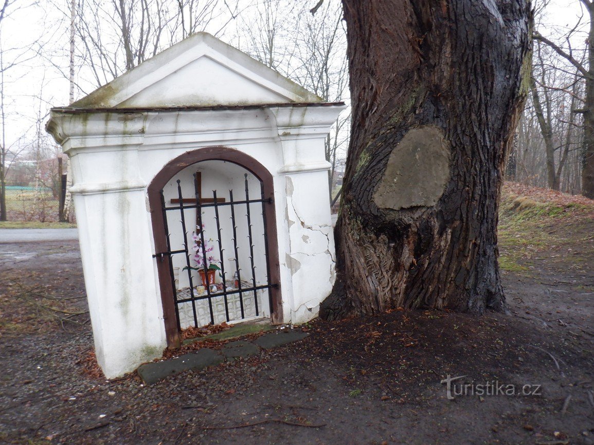 Capela e árvore memorial na cidade de Doksy