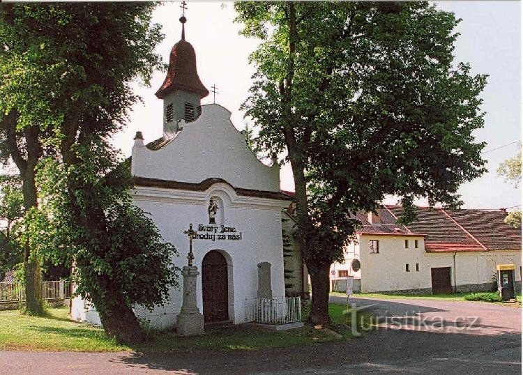 Kapela.: Kapela sv. Janeza Nepomuka iz leta 1855 v vasi.