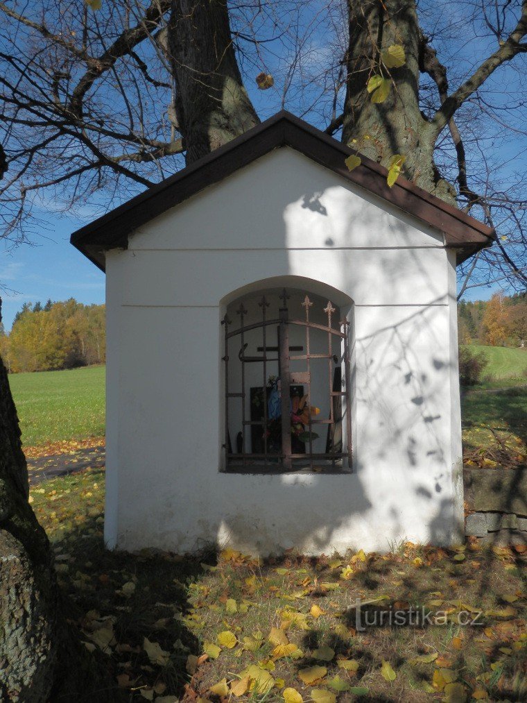 Une chapelle parmi les tilleuls