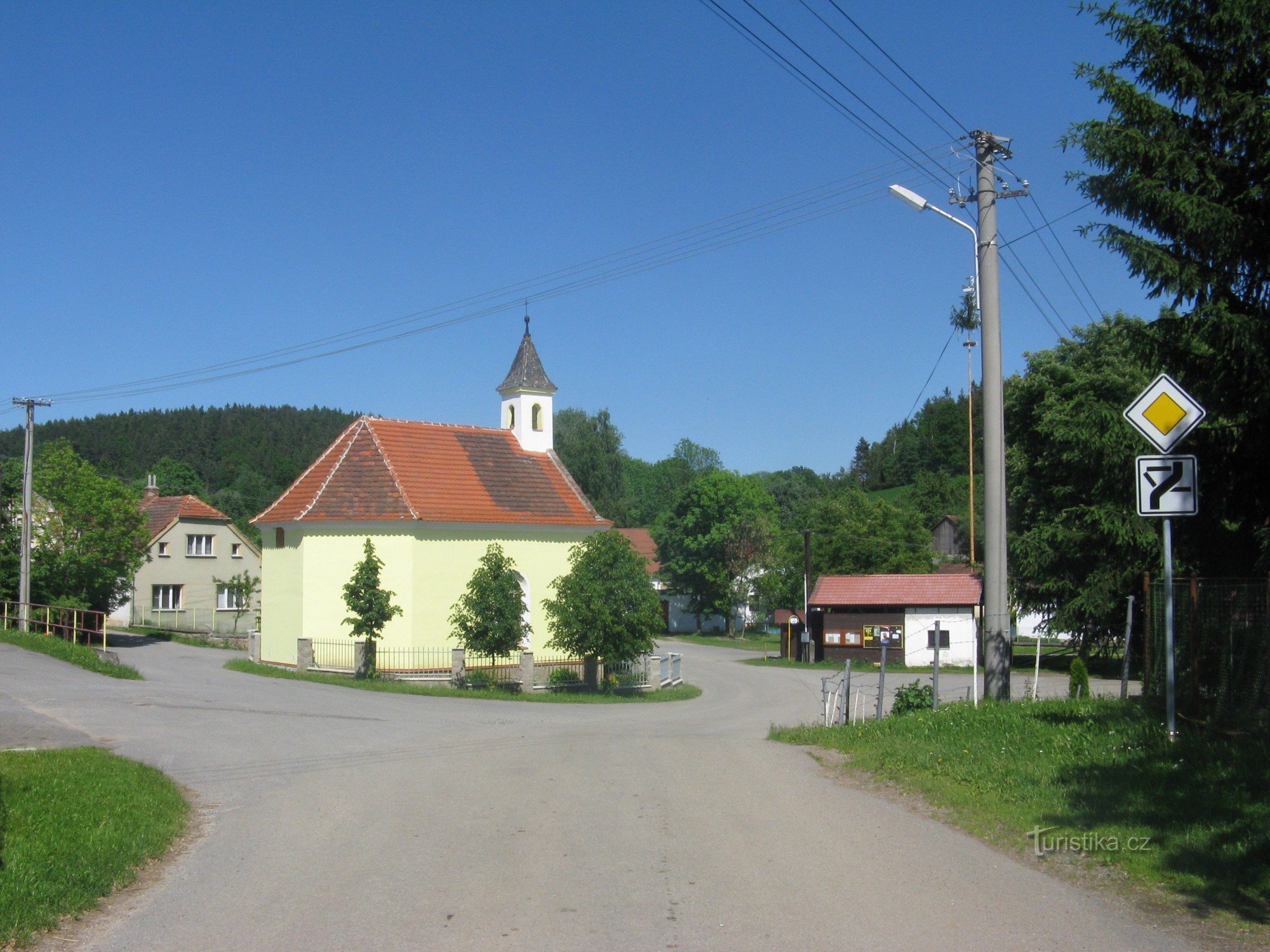 Kaplička na návsi