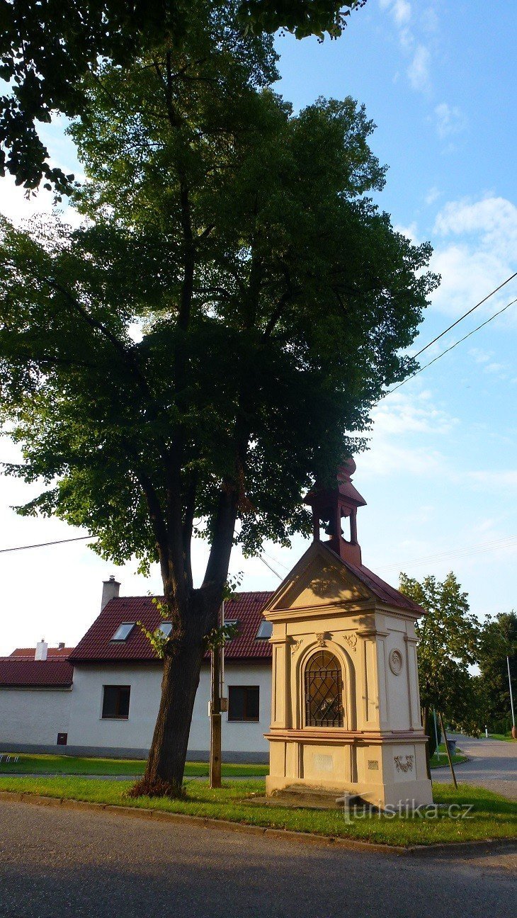 capilla en el pueblo