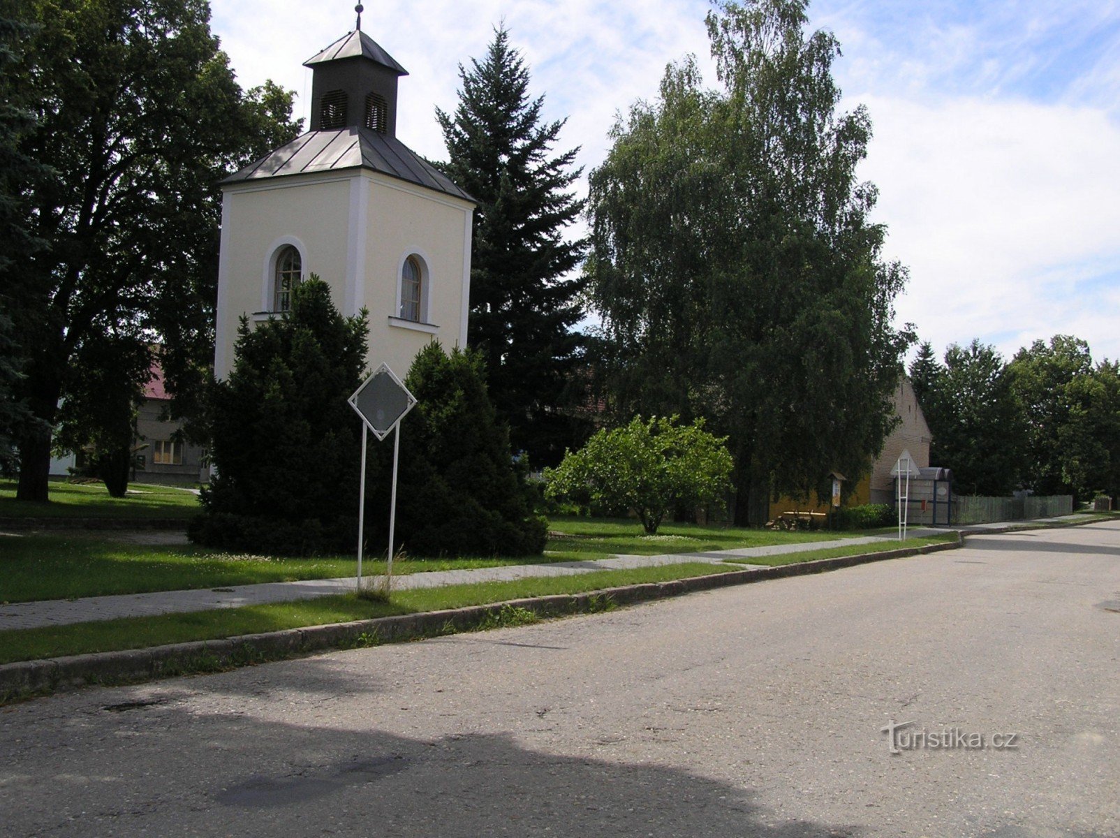 часовня в деревне (июль 2007 г.)