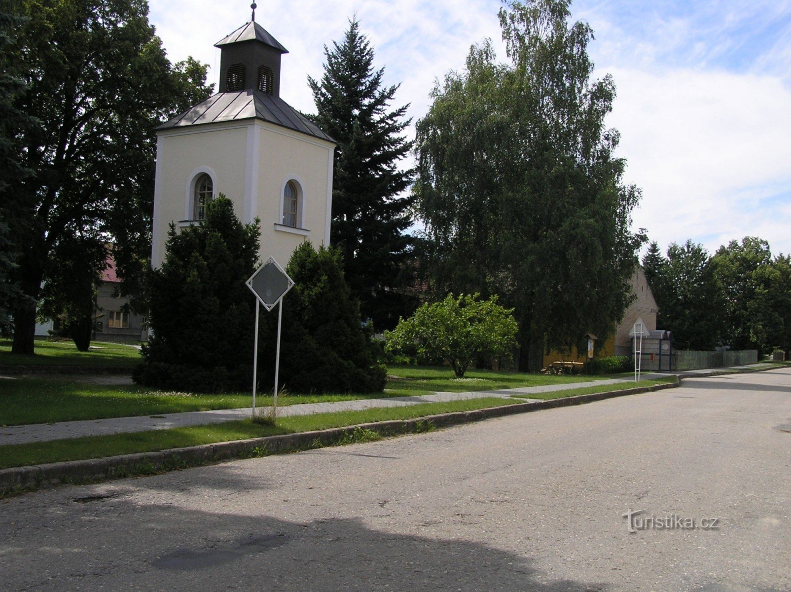 kaplička na návsi (Červenec 2007)