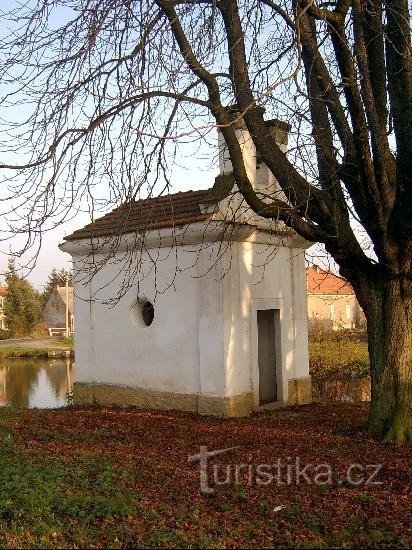 Chapelle dans le village : chapelle avec clocher