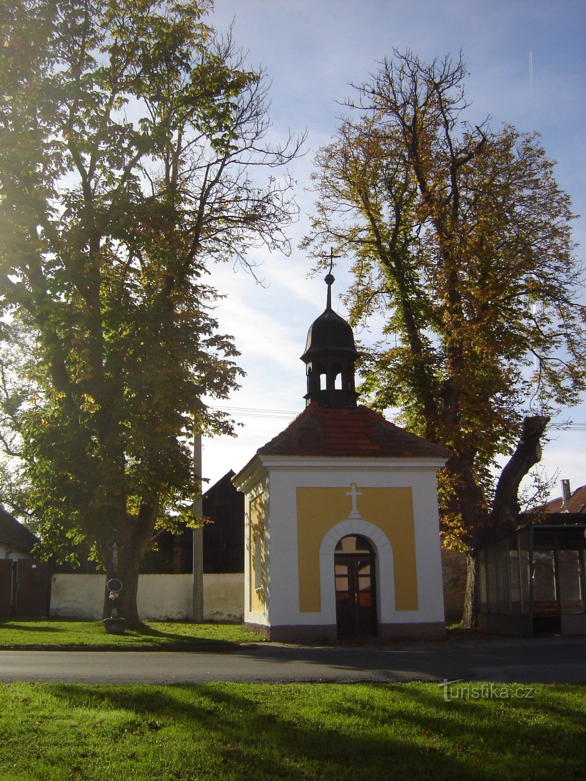 kapel in het dorp in Senožate