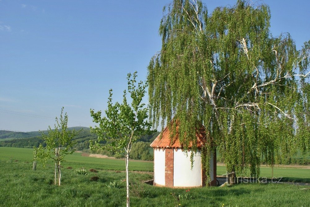 Ostrovánky 上方的小教堂