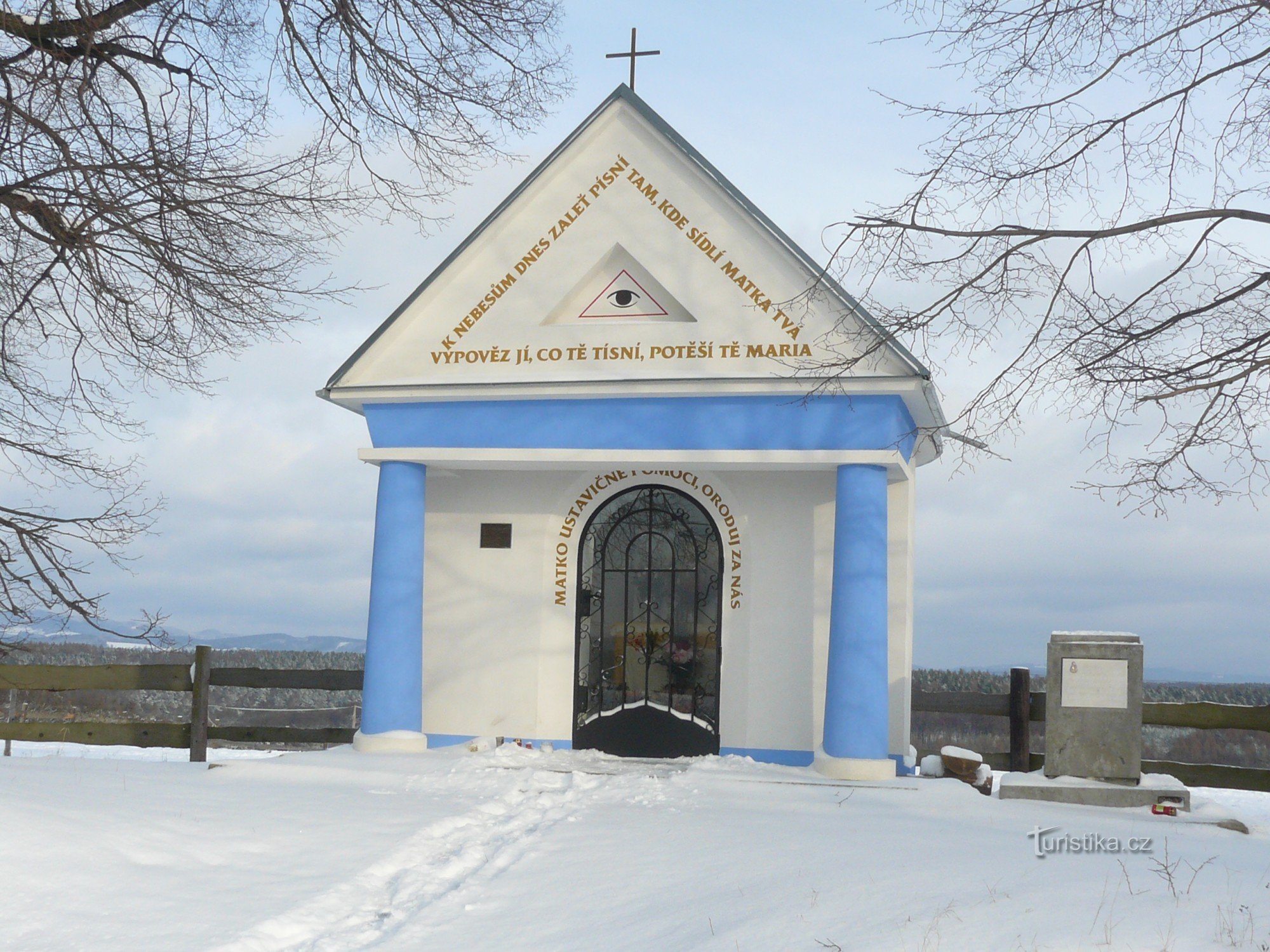 Kapelle über Příluk. Tolle Aussicht auf die Landschaft.