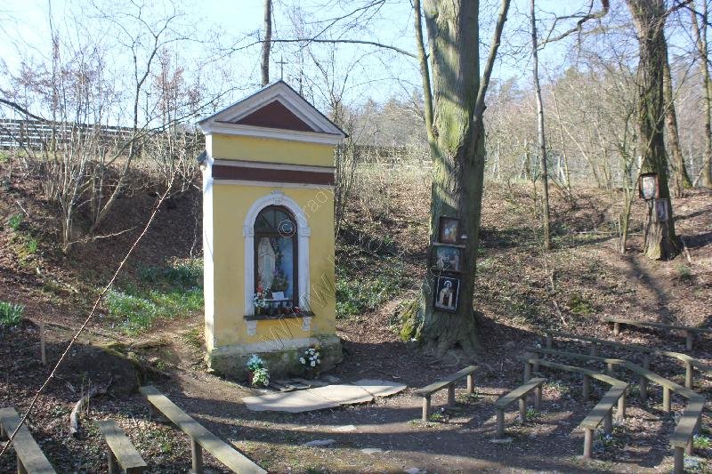 kaplička Panny Marie se studánkou