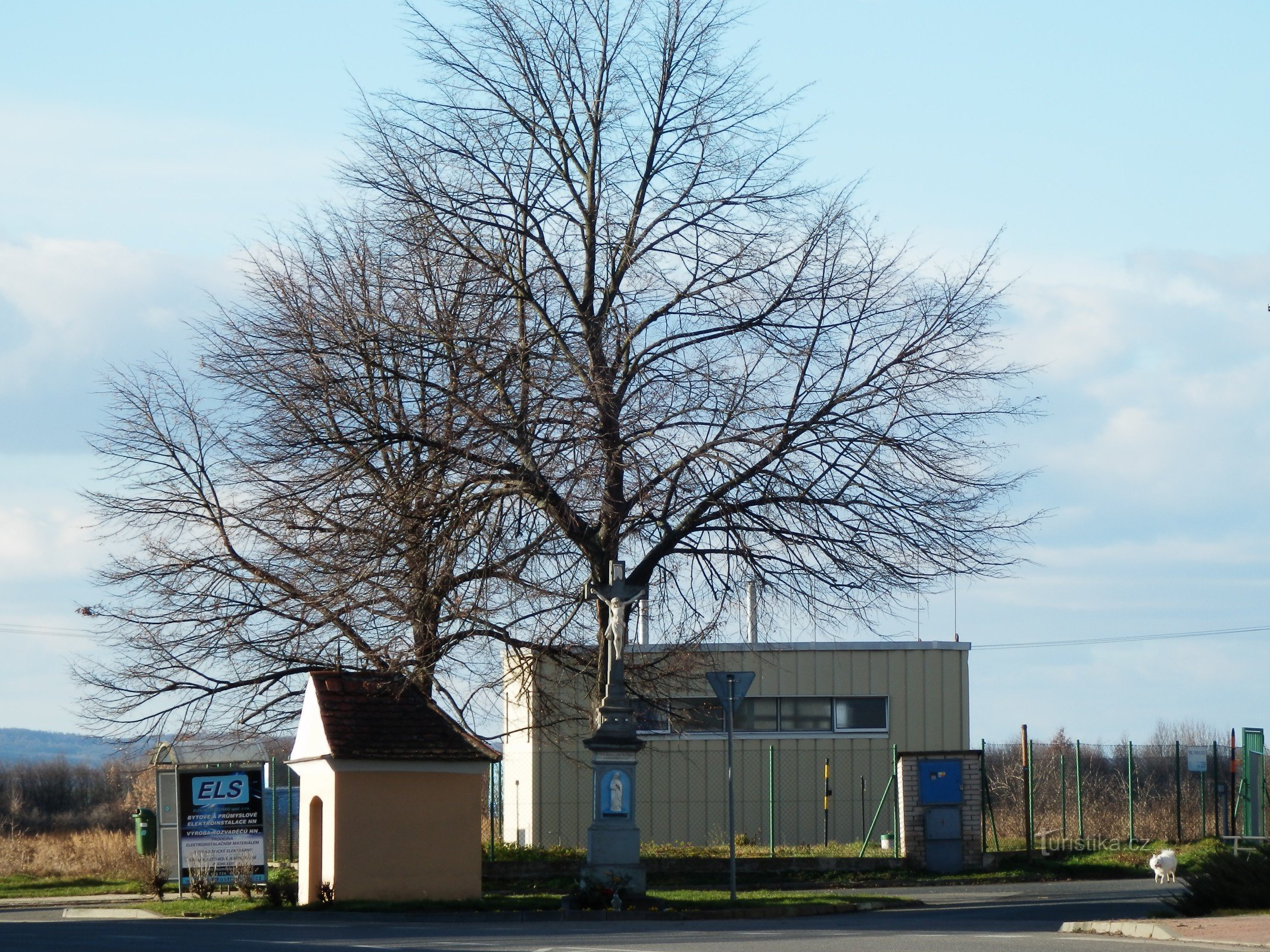 chapelle avec une croix