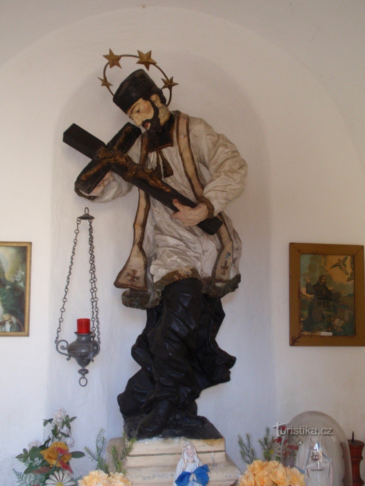 O capelă cu o statuie în Náramč