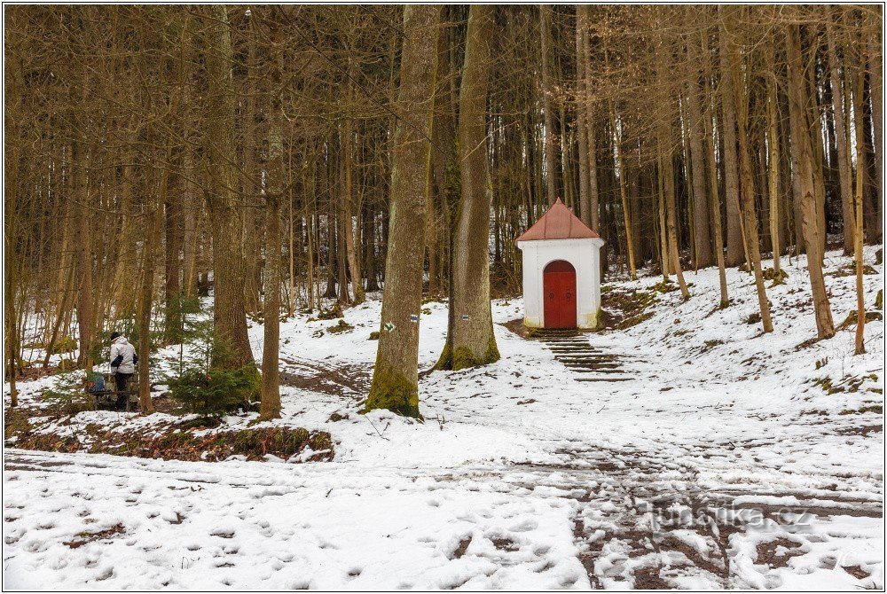 Eine Kapelle mit einem Brunnen. Wie Sie sehen können, nur ein lokaler Bürger