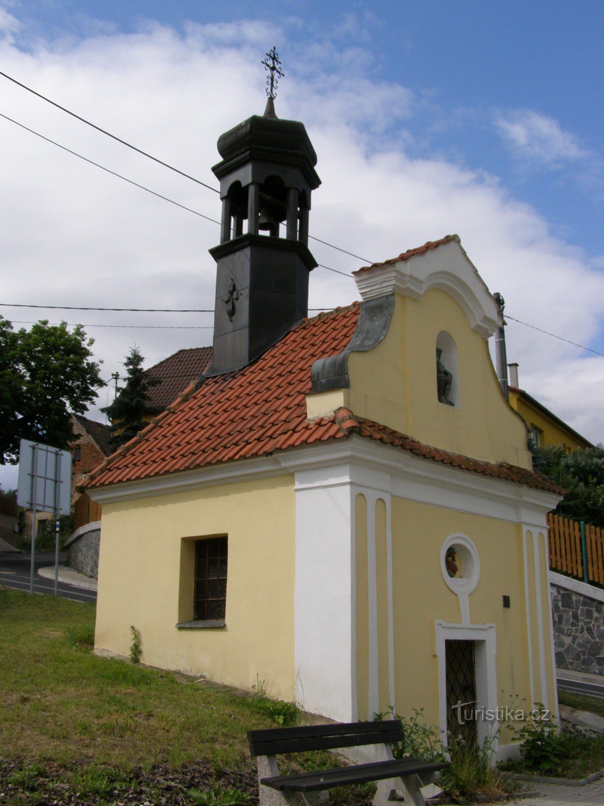 eine Kapelle mit Glockenturm in Sebuzín