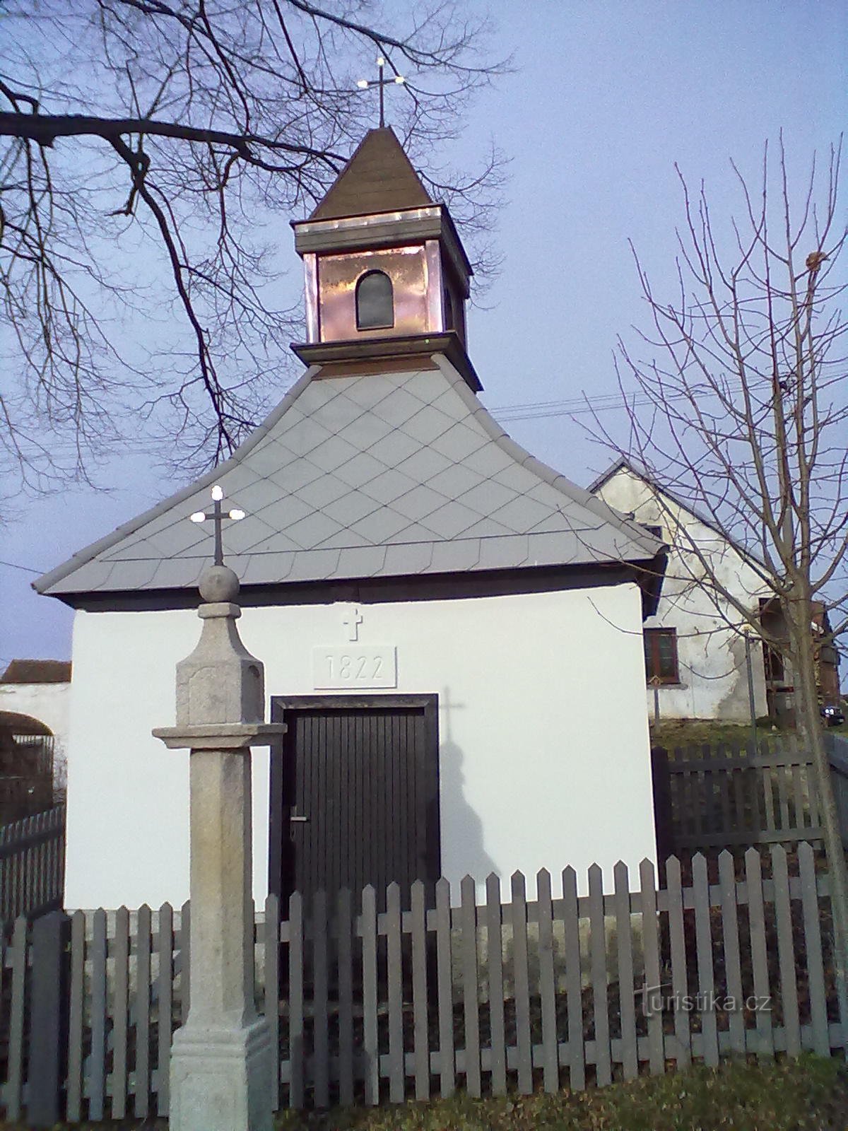 Ett kapell med ett klocktorn i Zlátenka från 1822.