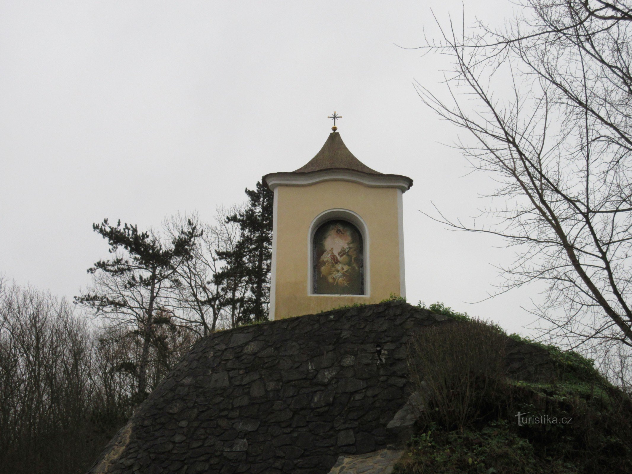 Kapelle St. Trinity von der Kreuzung unter der Burg