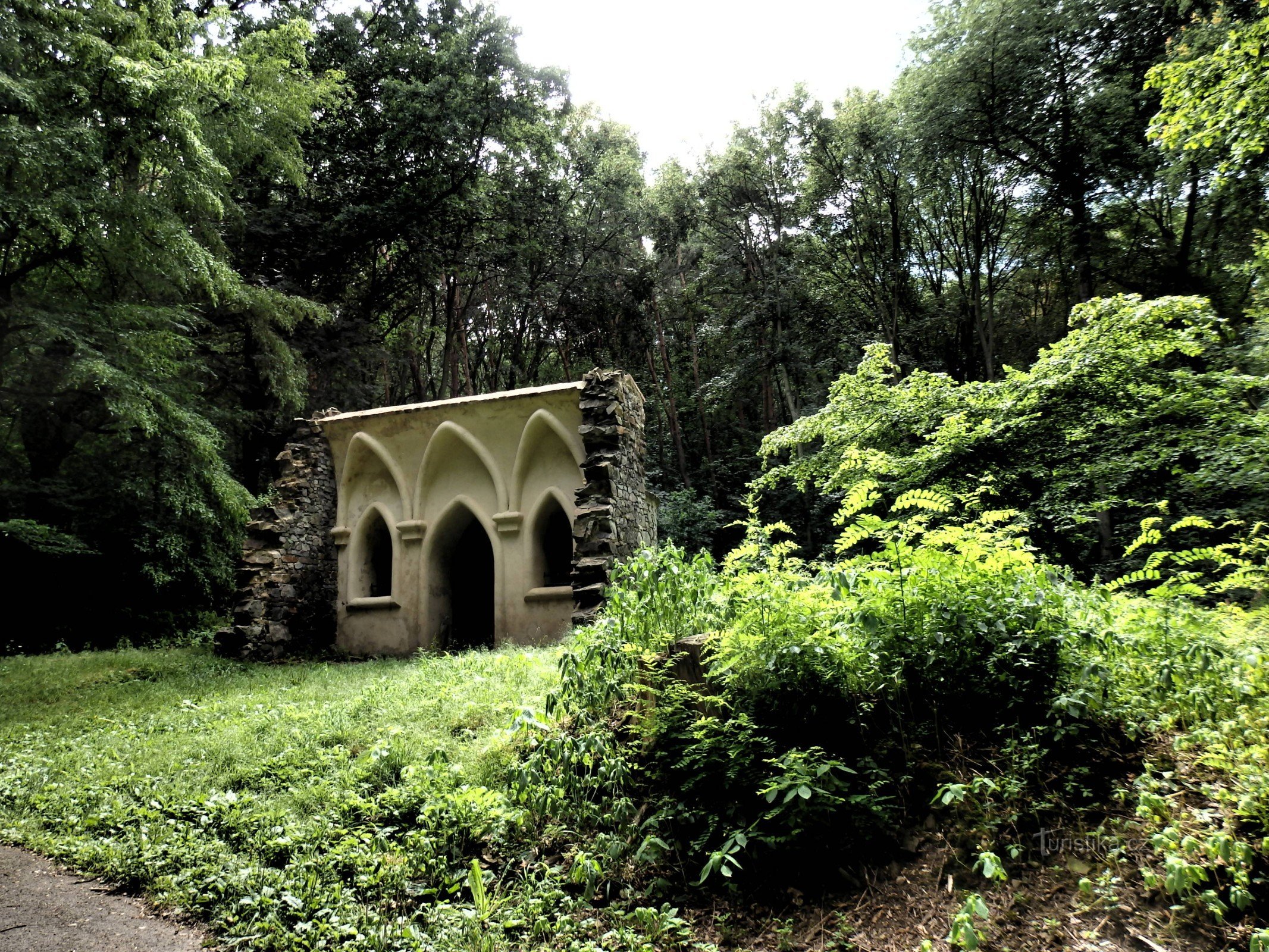 Cappella vicino al parco giochi