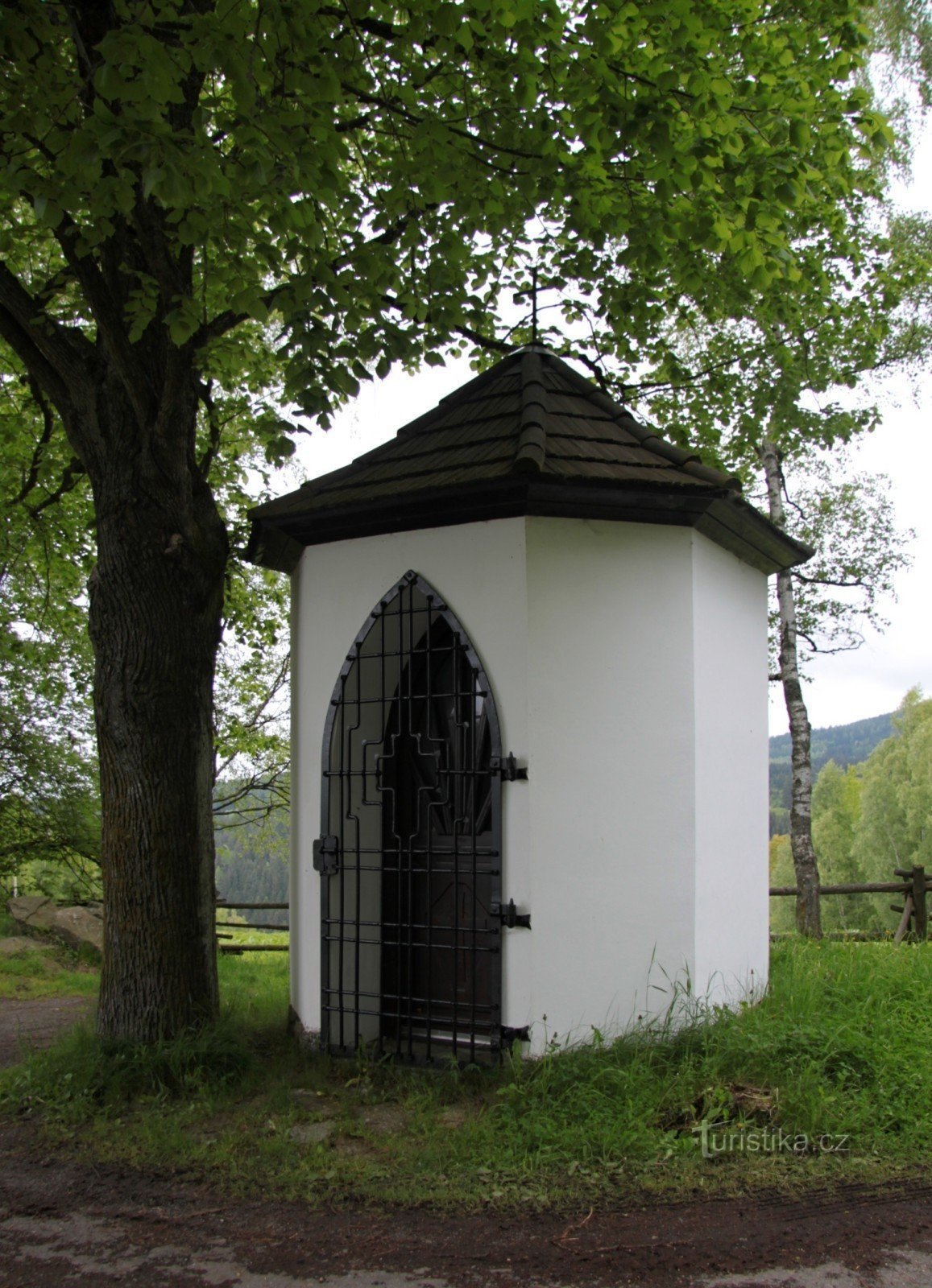 Capela na estrada em frente a Červená