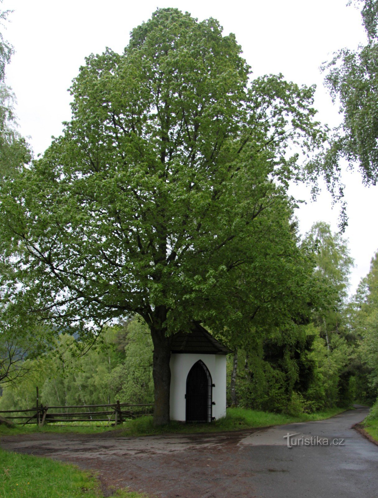 Kapel langs de weg bij Červená