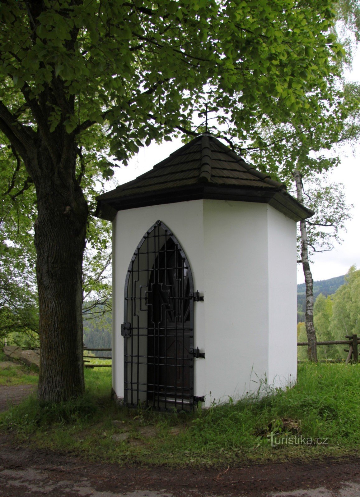 Chapelle au bord de la route près de Červená