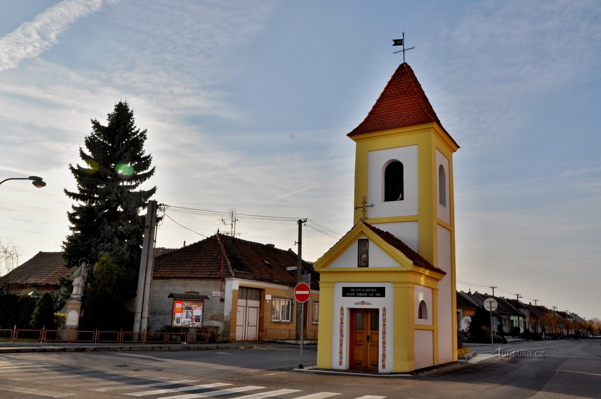 uma capela no meio da aldeia e o cruzamento