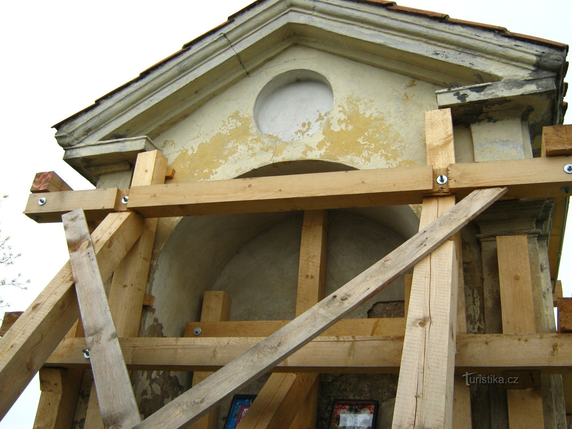 Kapellet bag Drevčice - i en tilstand af forfald