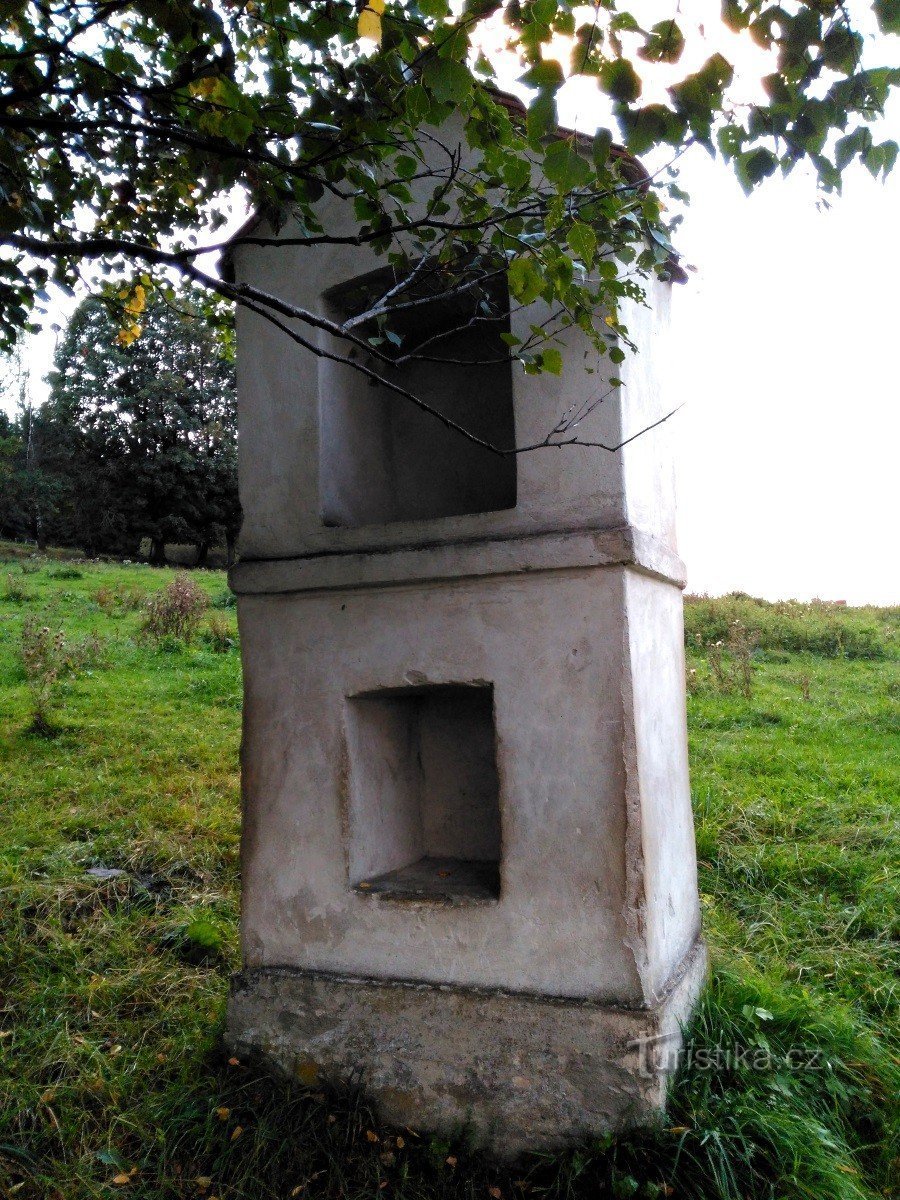 Aquí las capillas se alzan blancas y las vacas salvajes. Nové Vilémovice, Rychlebské hory.