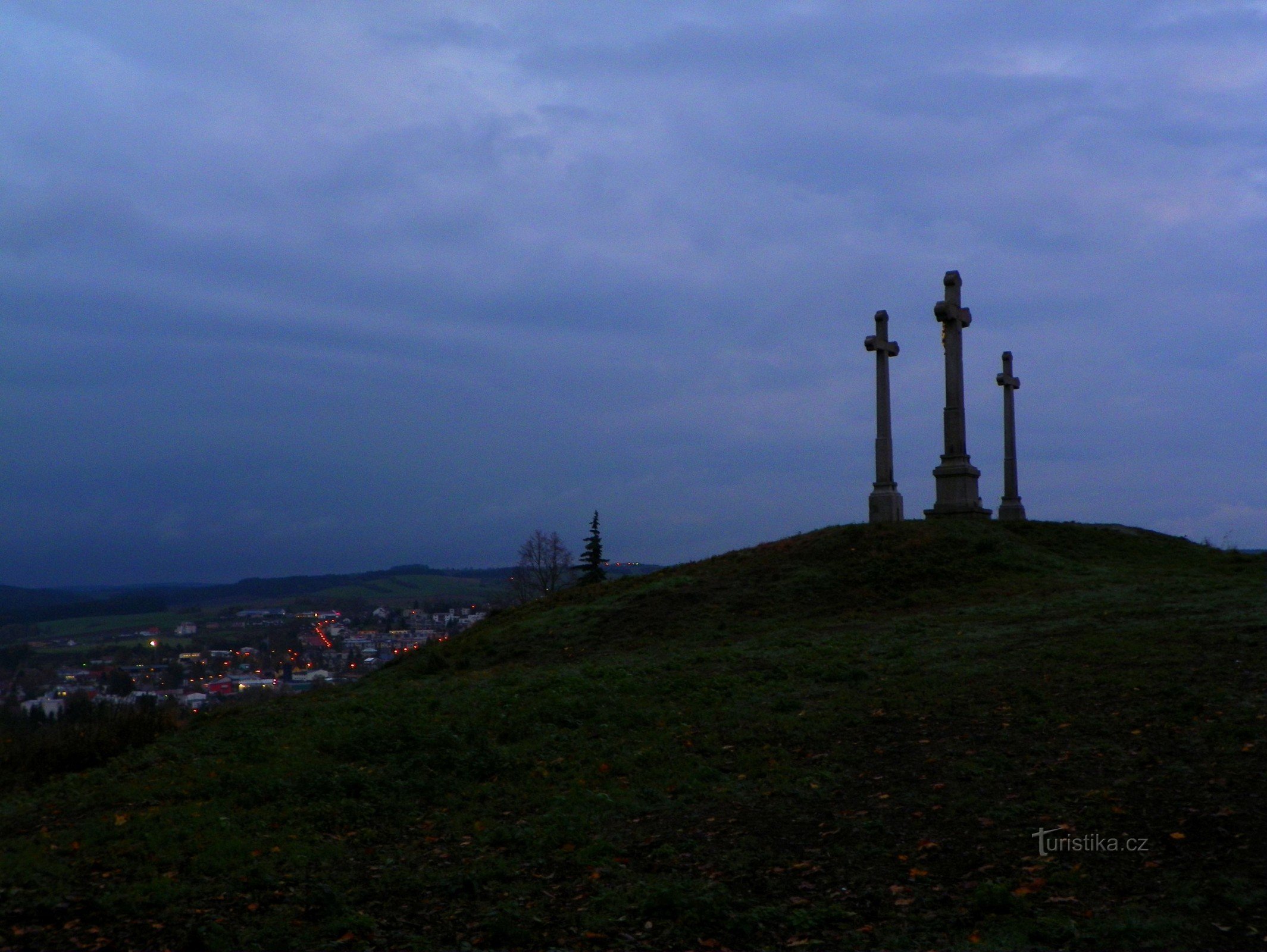 Capilla – Tres cruces, al fondo Nové Město na Moravá