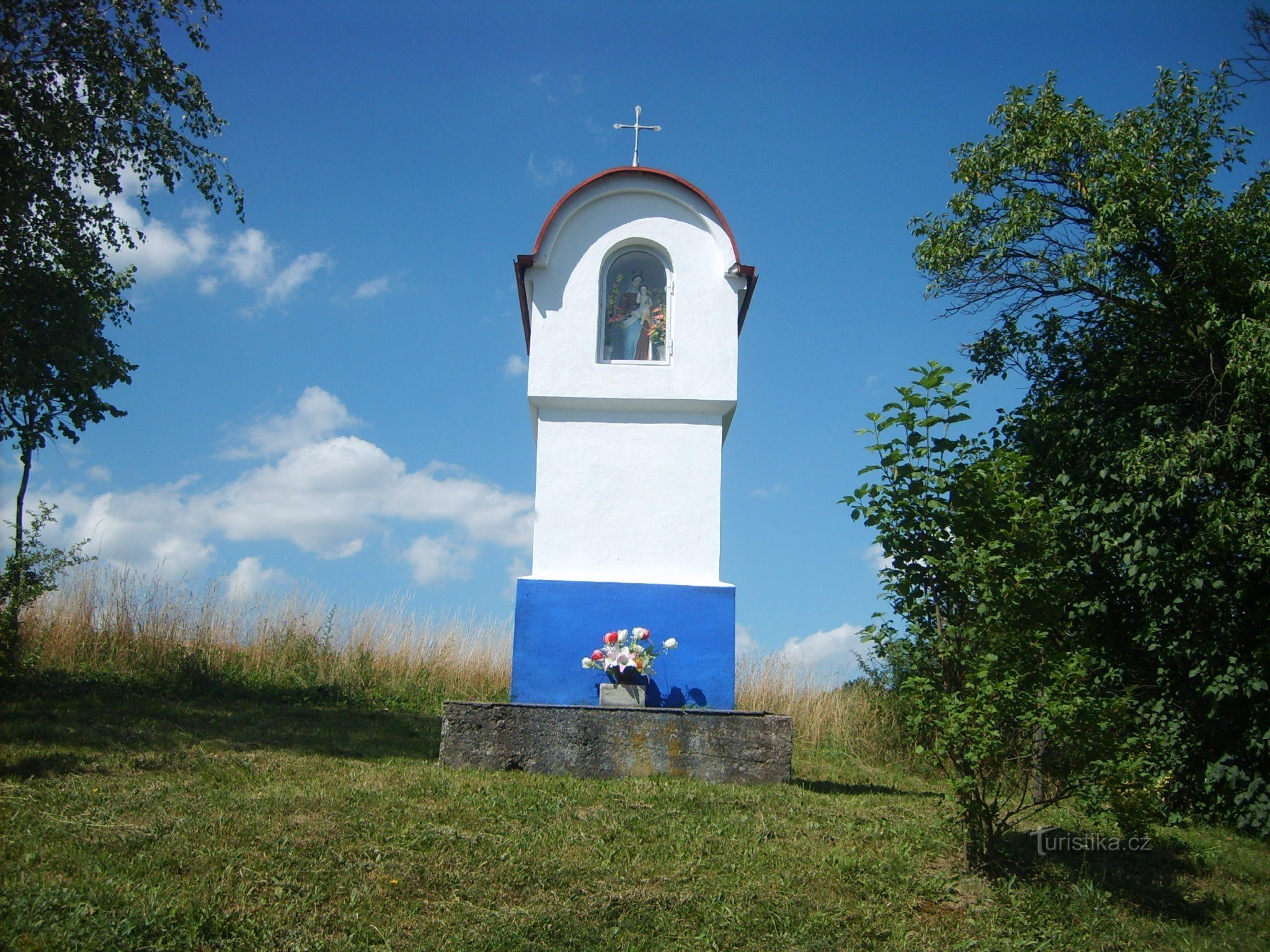 capela deasupra satului