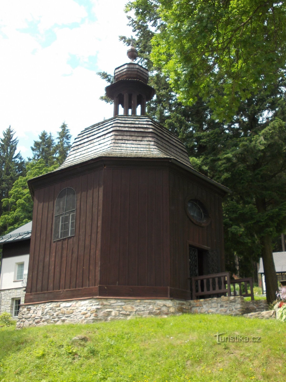 kapell med ett torn