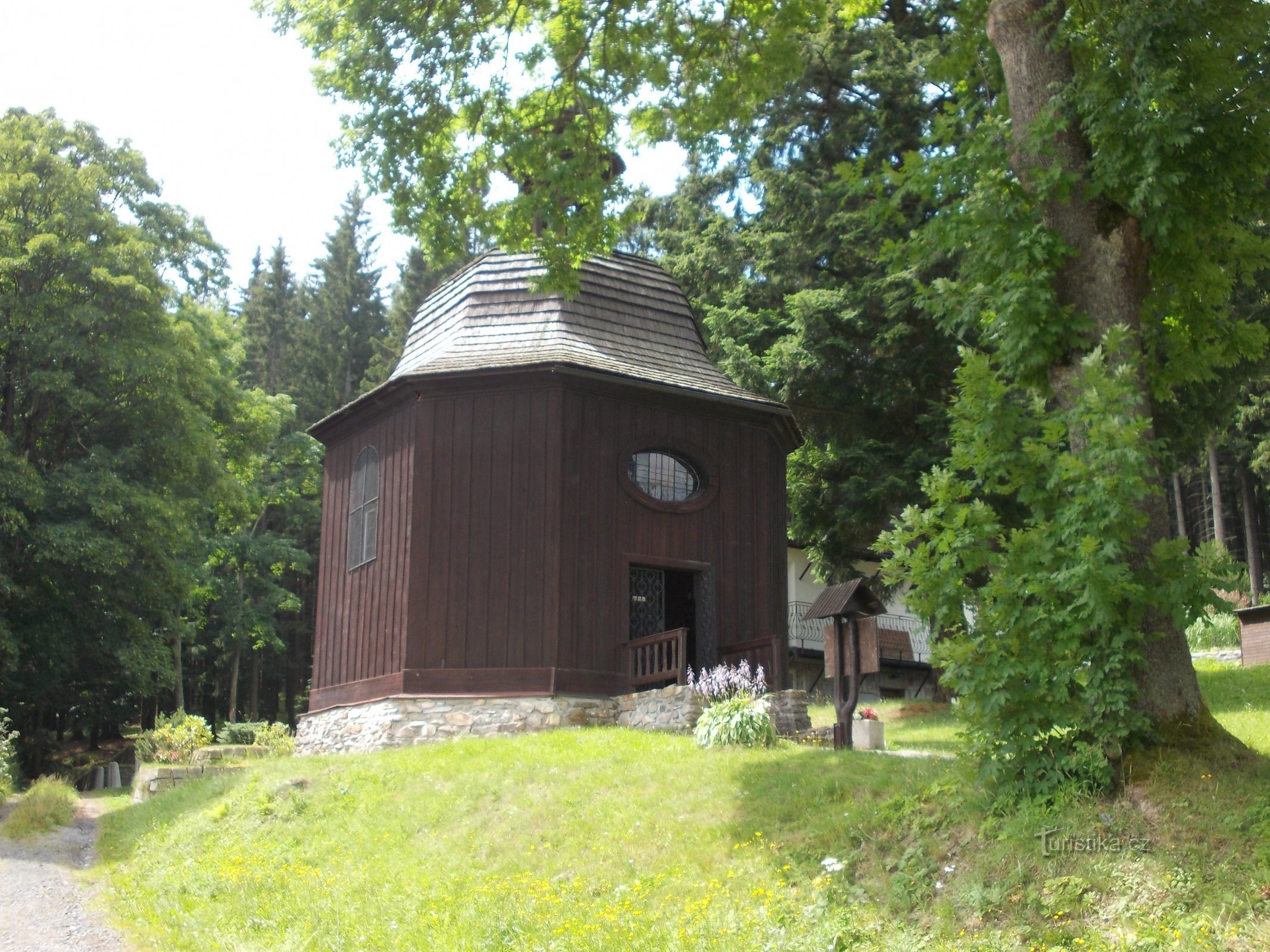 kapel in het groen