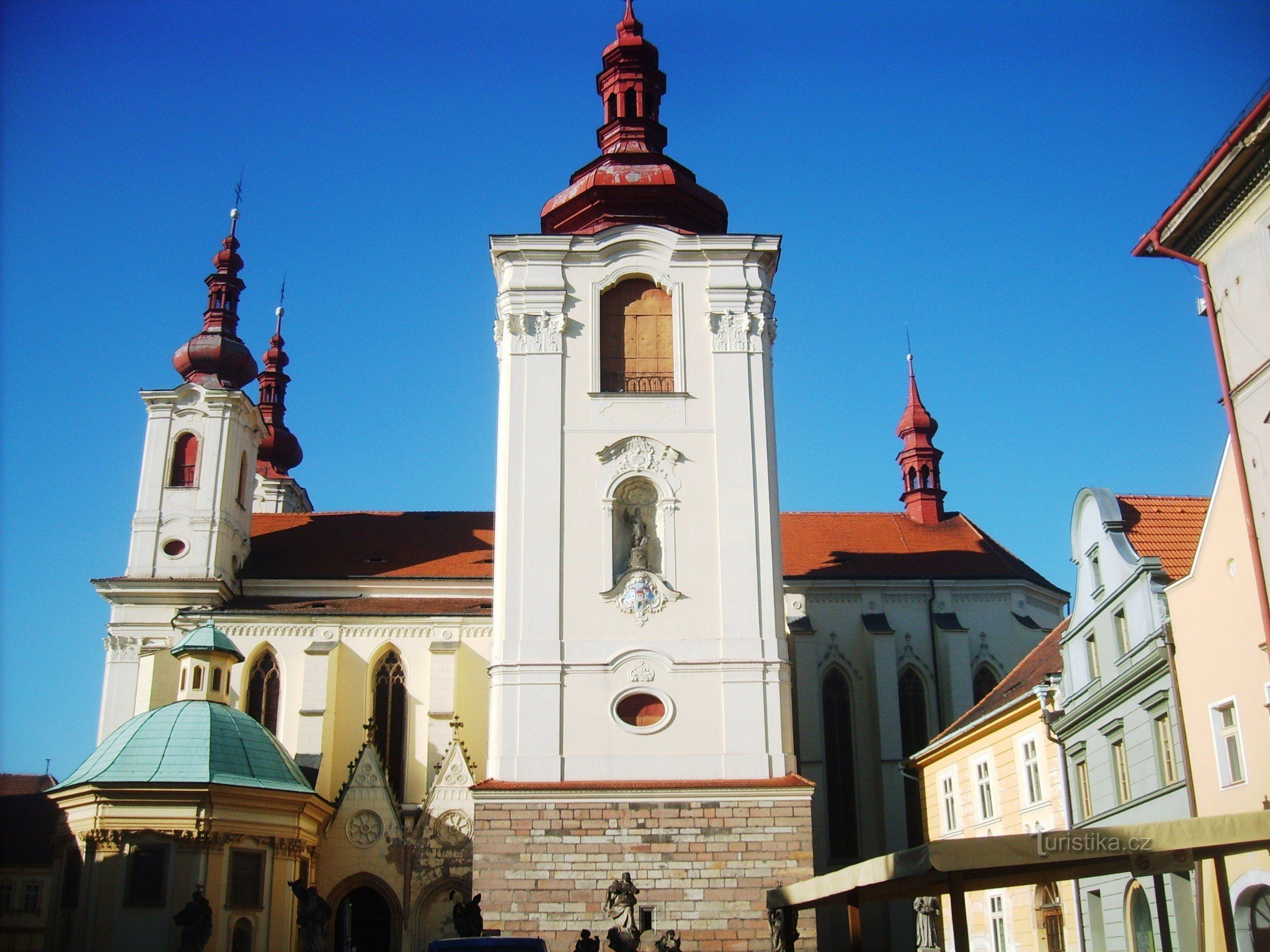 Kapel, klokketårn og kirke
