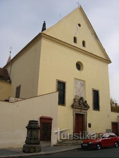 Monasterio de los capuchinos: un convento cuadrado con arcadas y un jardín del paraíso es seguido por ro