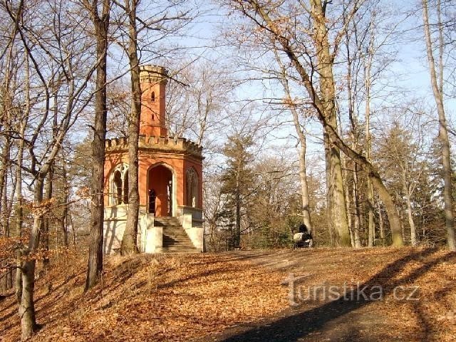 Karel 2: Das neugotische Gebäude stammt aus dem Jahr 1877. Es bietet eine Aussicht von der Terrasse