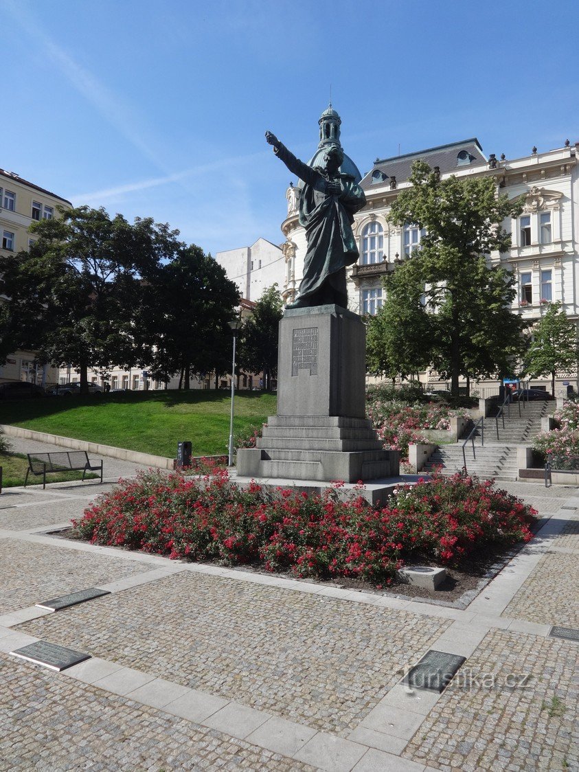 Karel Havlíček Borovský e seu interessante monumento em Praga