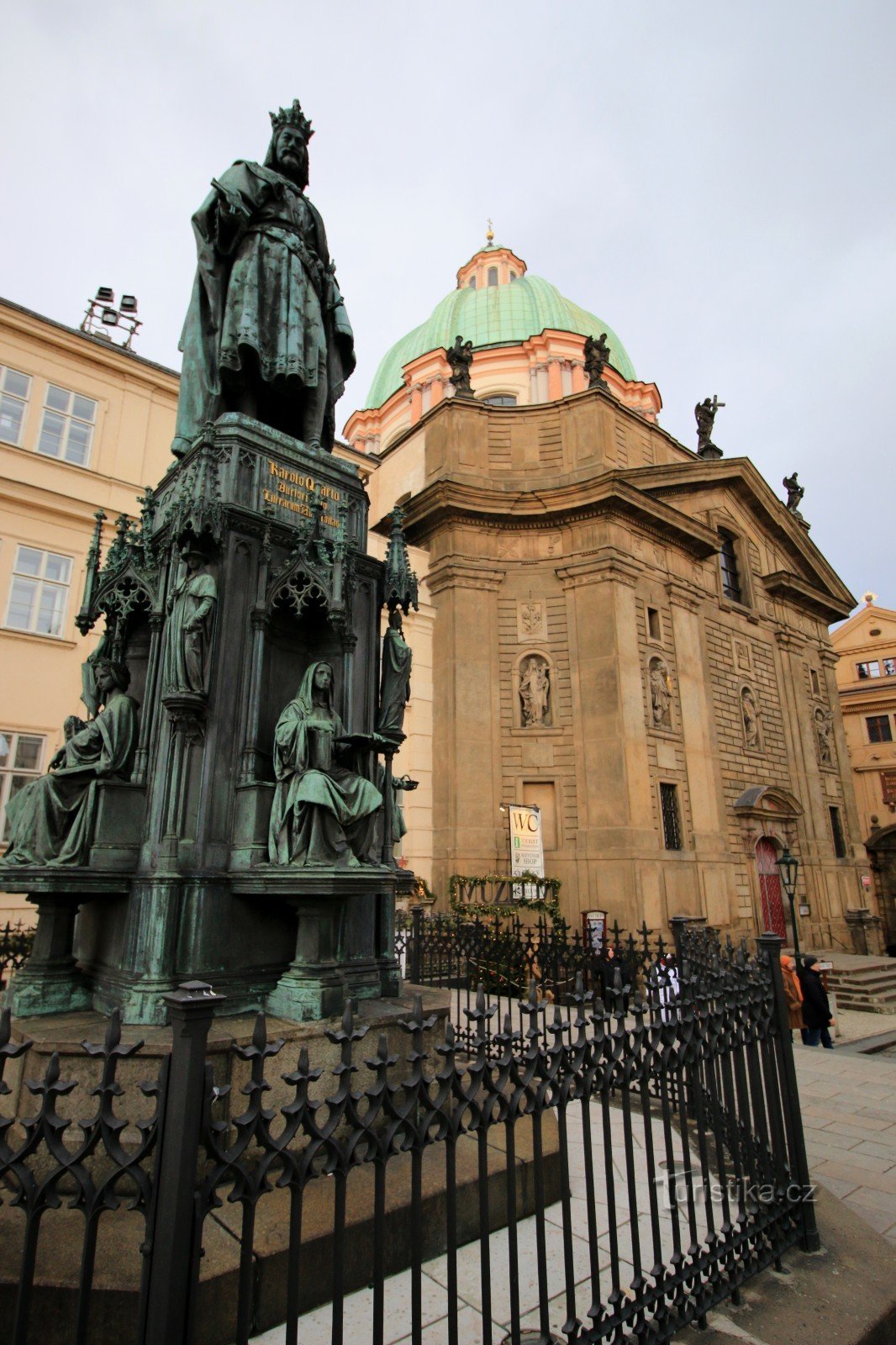 Carlos IV. em frente a Křížovníky