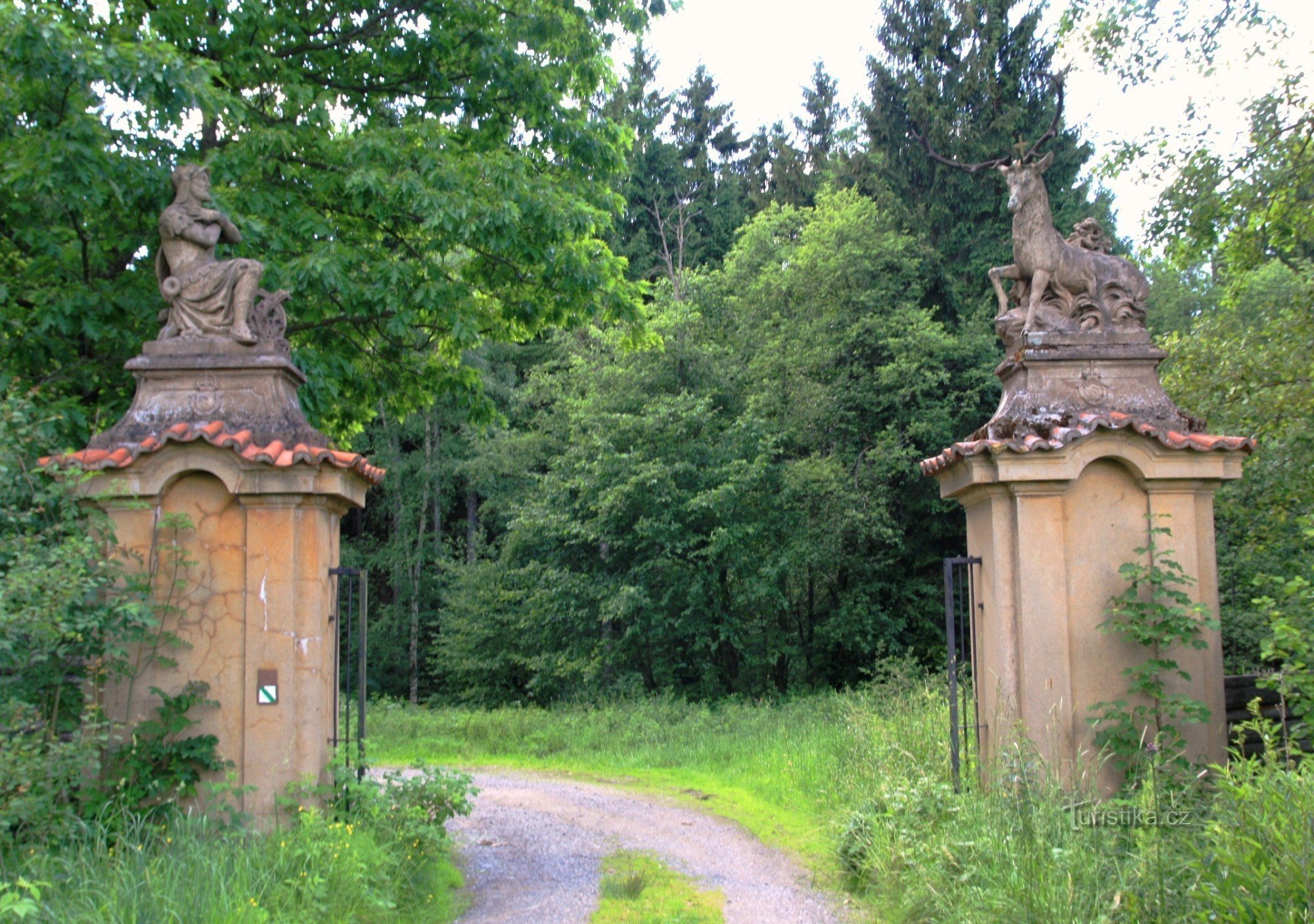 Karlov - das Tor des ehemaligen Wildparks