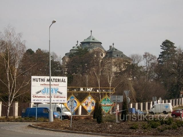 Karlova Koruna - Silhueta 1: Očarljiva in nenavadna silhueta Chlumca je sestavljena iz čeških biserov