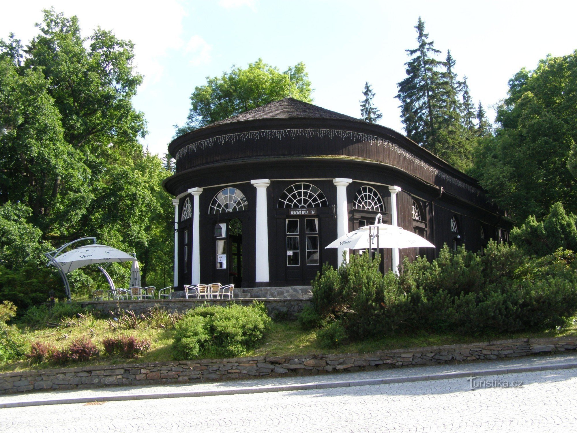 Karlova Studánka - zenepavilon