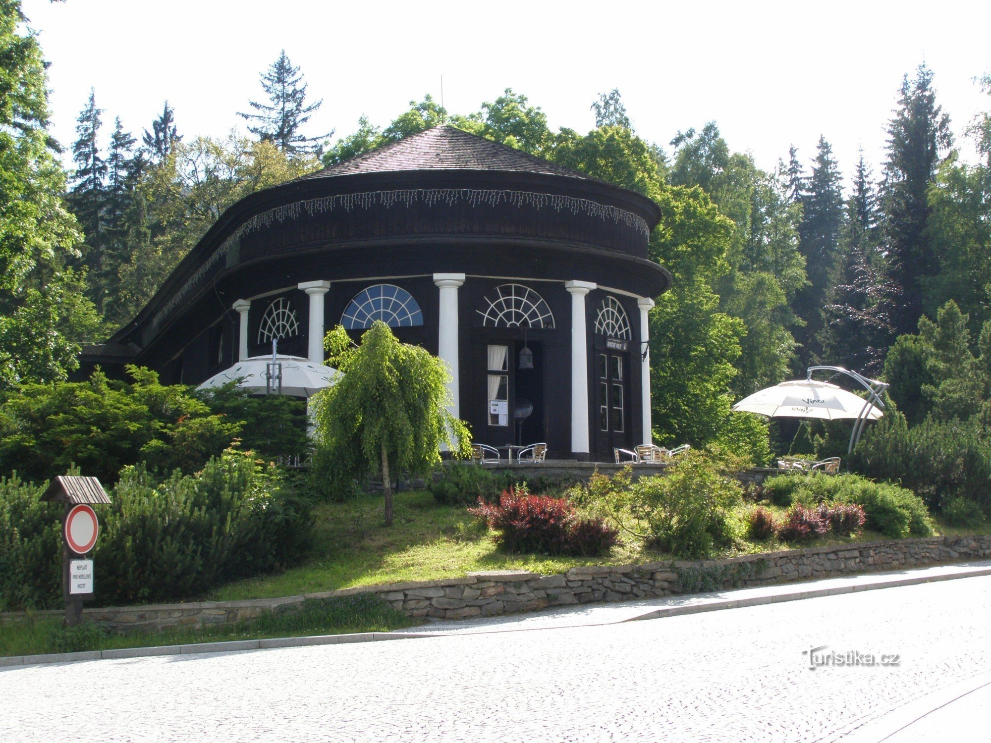 Karlova Studánka - zenepavilon