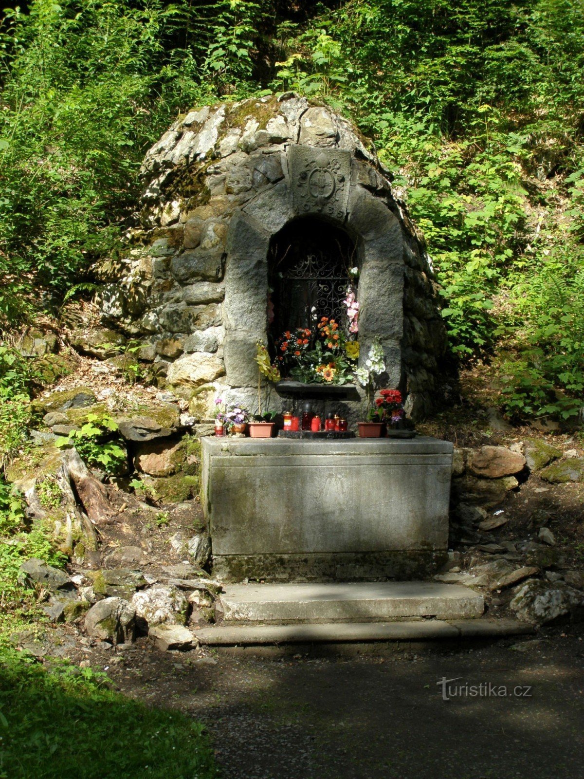 Karlova Studánka - uma capela com uma estátua da Virgem Maria