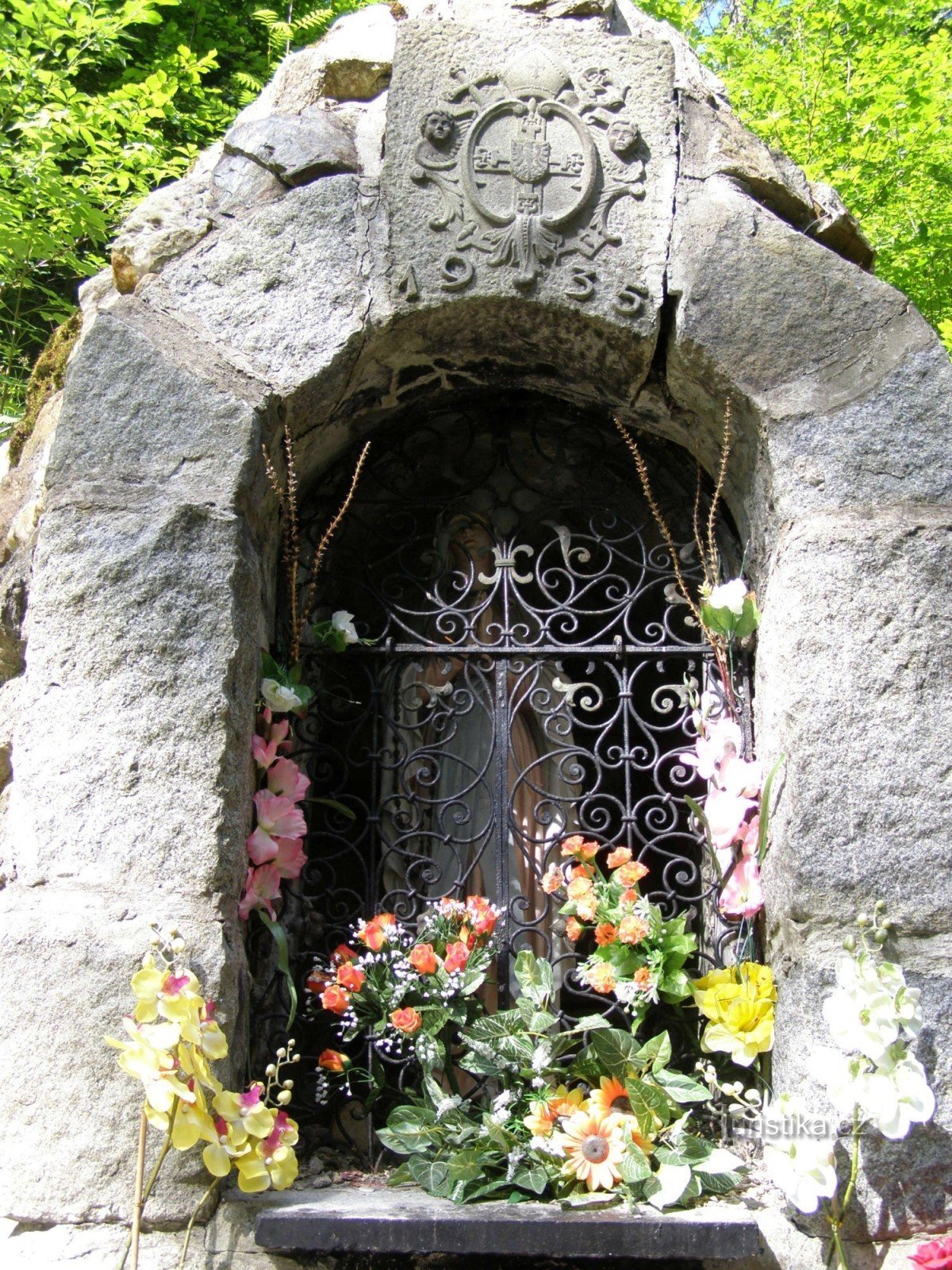 Karlova Studánka - une chapelle avec une statue de la Vierge Marie