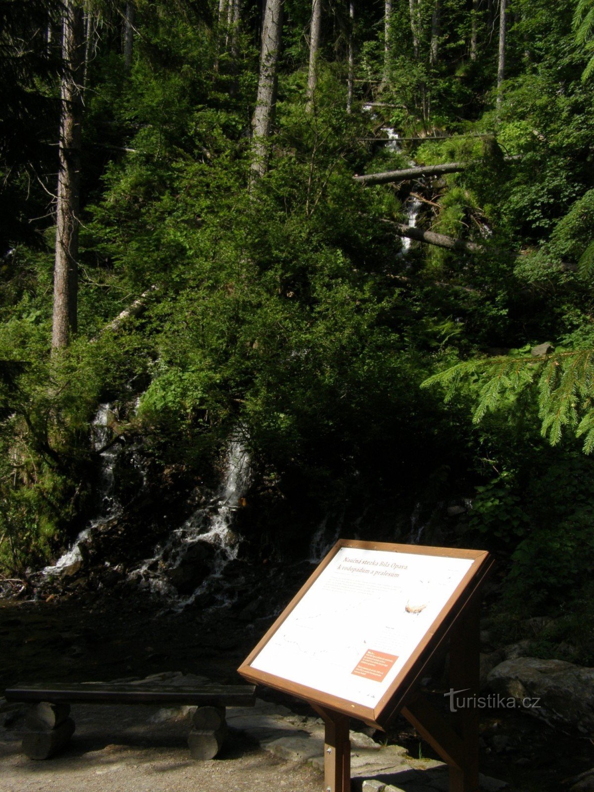 Karlova Studánka - konstgjorda vattenfall