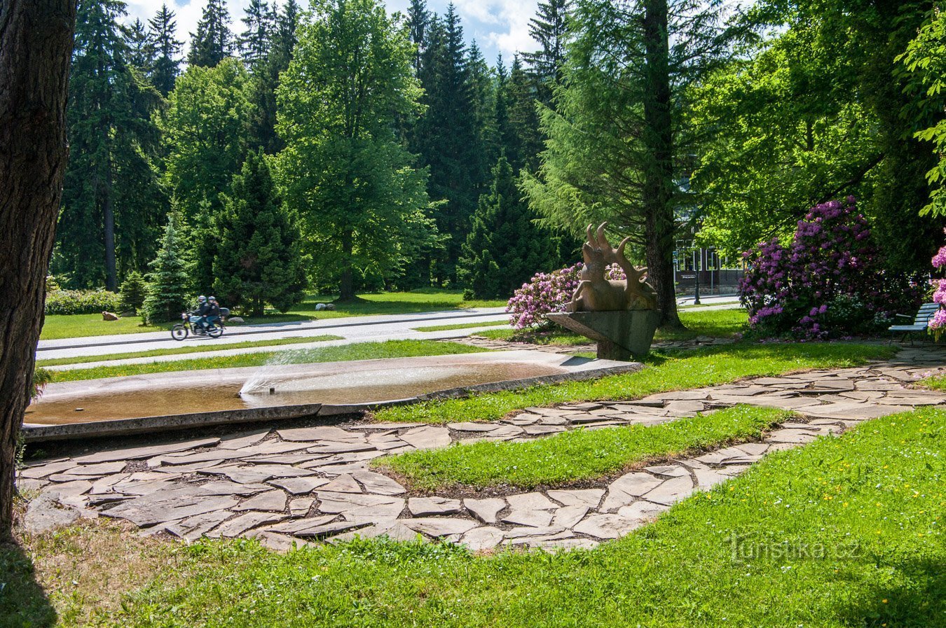 Karlova Studánka – Fontän med ett rådjur