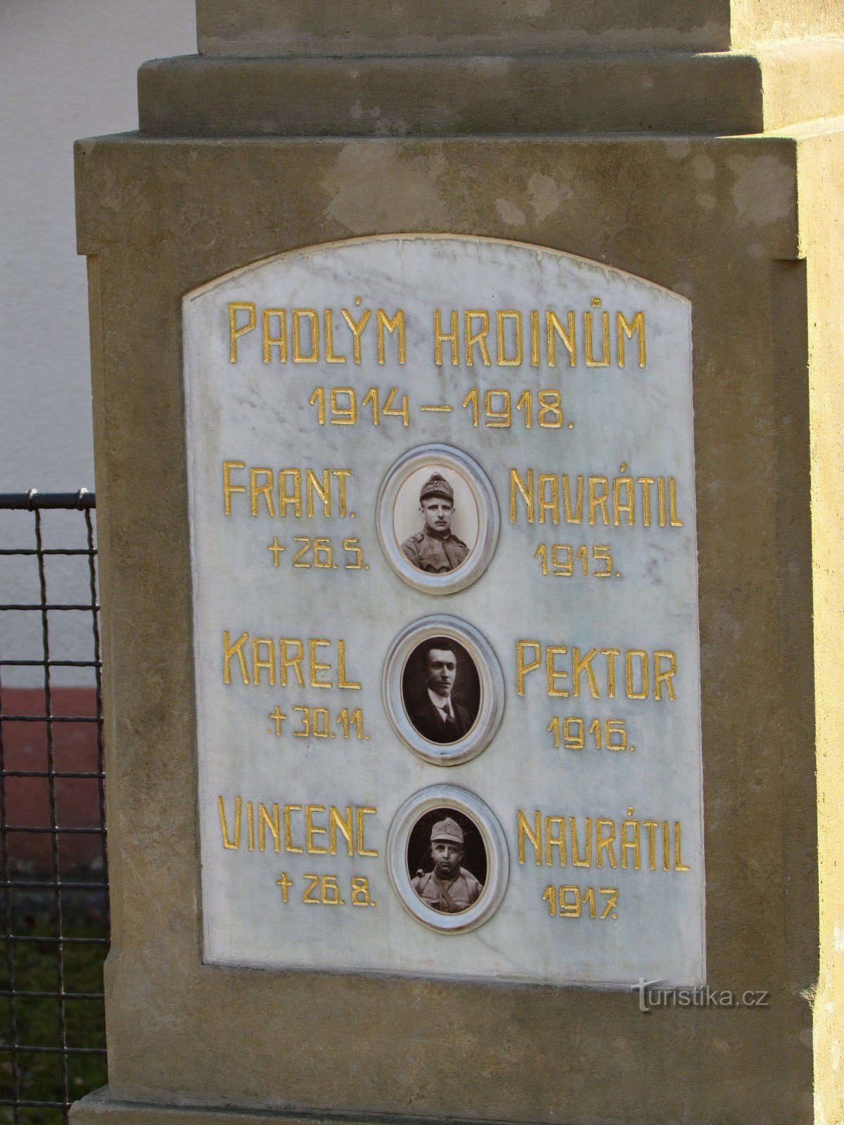 Karlovice - Monument till offren