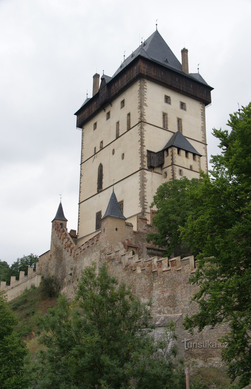 Karlštejn – 带有圣彼得教堂的大塔。 危机