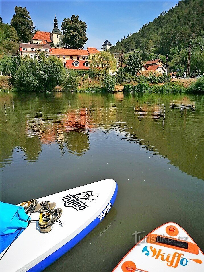 Karlštejn from paddleboard - cruise Serbia - Zadní Trebaň